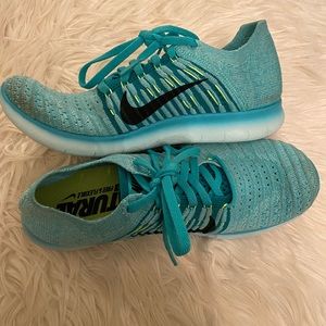 Nike fly knit shoes